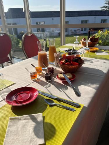 - une table avec un bol de fruits dans l'établissement Chambres D'Hôtes Le Domaine de la Marnière, à Villainville