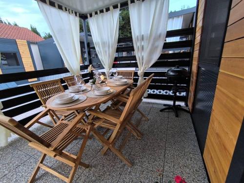 トゥラニにあるLuxury Ondina- Beachfront Retreatの木製テーブル(椅子付)