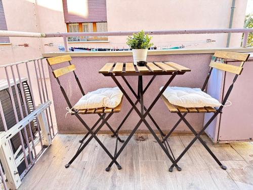 マルゲーラにあるCalima Apartments Veneziaの小さなテーブルと椅子2脚付きのバルコニー