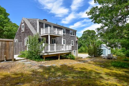 una casa con terraza y valla en Hot Tub Central A C Dog Friendly, en Eastham