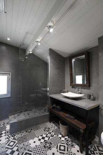 a bathroom with a sink and a shower at Apres La Sieste in Saint-Laurent-des-Arbres
