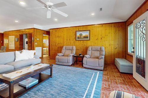 a living room with a couch and two chairs at Feeling Tip'Sea in Edisto Island