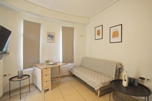 Filoxenia Modern Apt with Balcony near Athens Ctr