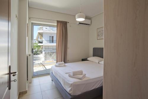 Filoxenia Modern Apt with Balcony near Athens Ctr