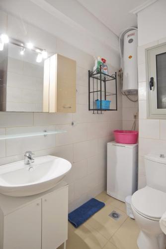 Filoxenia Modern Apt with Balcony near Athens Ctr