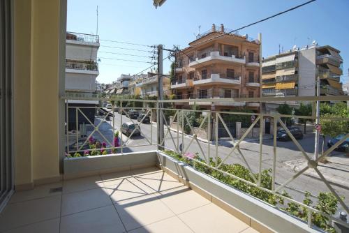 Filoxenia Modern Apt with Balcony near Athens Ctr
