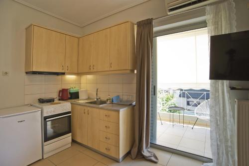 Filoxenia Modern Apt with Balcony near Athens Ctr
