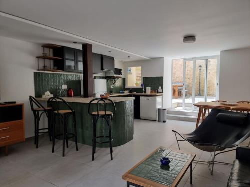 une cuisine avec des chaises et une table dans une pièce dans l'établissement Maison de campagne, à Gironville-sur-Essonnes