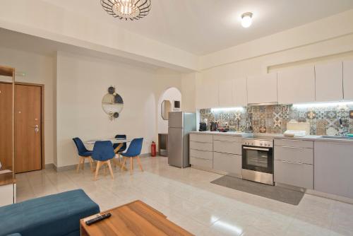 Kuchyň nebo kuchyňský kout v ubytování Milena Comfy Piraeus Reno Apt AC & Full Kitchen