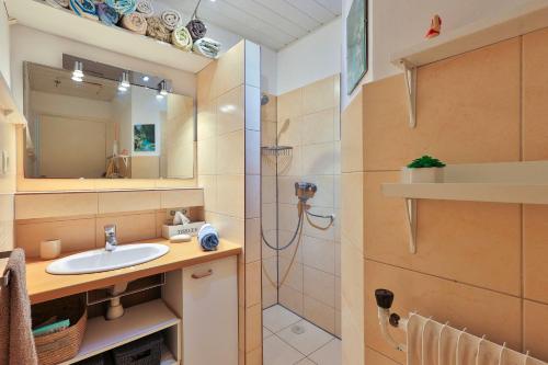une salle de bain avec un lavabo et une douche dans l'établissement Ferienhaus La Sauvageonne mit Whirlpool und grandiosem Meerblick, familienfreundlich, aux Issambres