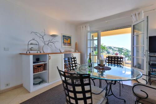 une salle à manger avec une table et des chaises en verre dans l'établissement Ferienhaus La Sauvageonne mit Whirlpool und grandiosem Meerblick, familienfreundlich, aux Issambres