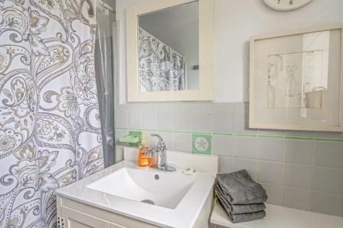 une salle de bain avec un lavabo et un rideau de douche dans l'établissement The Plaza Miami Beach, à Miami Beach