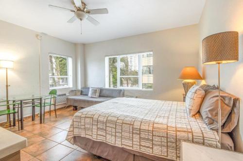 une chambre avec un lit, un canapé et des fenêtres dans l'établissement The Plaza Miami Beach, à Miami Beach