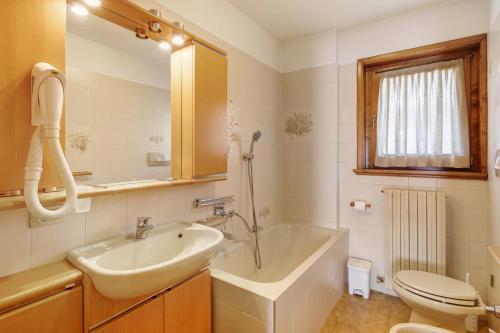 Ένα μπάνιο στο Appartamento Edelweiss