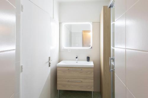 une salle de bain avec un lavabo et un miroir dans l'établissement #19 Ascot Promenade 1min Mer AC 10mins Vieux Nice tram, à Nice