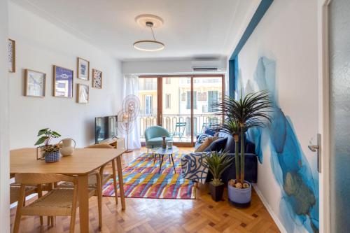 un salon avec une table et un canapé dans l'établissement #19 Ascot Promenade 1min Mer AC 10mins Vieux Nice tram, à Nice
