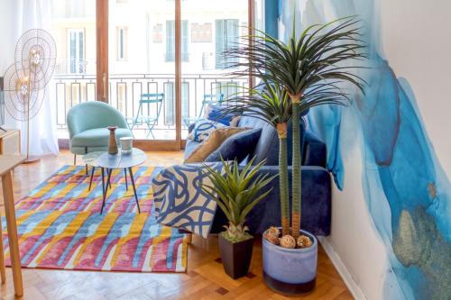 - un salon avec deux plantes en pot et un canapé dans l'établissement #19 Ascot Promenade 1min Mer AC 10mins Vieux Nice tram, à Nice