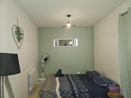 - une chambre avec un lit et un ventilateur dans l'établissement 49 studio centre-ville BOX A BAGAGES GRATUITS, à Carcassonne