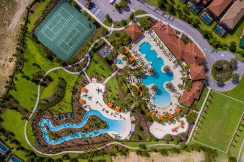 una vista dall'alto di una piscina in un resort di Lazy River Game Room heated pool 10Mi to Disney a Davenport