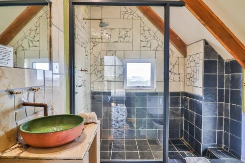 y baño con lavabo verde y ducha. en Mountain View, en Bettyʼs Bay