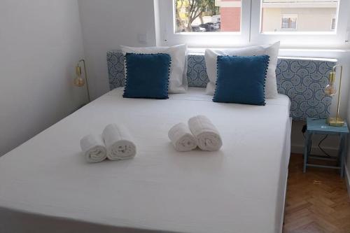 Giường trong phòng chung tại 5min walk to Subway & 10min drive to Airport