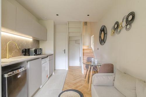 - une cuisine avec un canapé et une table dans une chambre dans l'établissement Joli duplex avec jardin, 2 personnes, Écully, à Écully