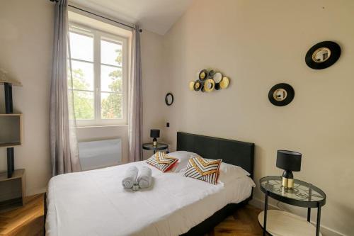 une chambre avec un lit et une fenêtre dans l'établissement Joli duplex avec jardin, 2 personnes, Écully, à Écully
