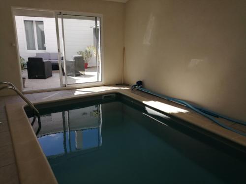 Πισίνα στο ή κοντά στο Chambre La Côte Sauvage
