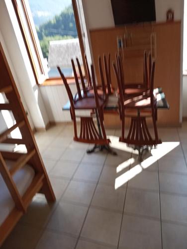 une chambre avec des chaises, une table et une fenêtre dans l'établissement STUDIO 1 LUZ SAINT SAUVEUR 4 pers, à Luz-Saint-Sauveur
