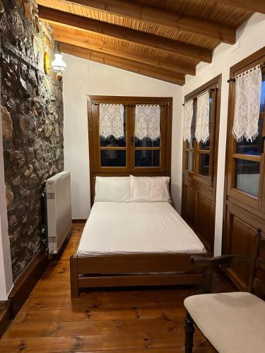 a small bedroom with a bed in a room at Το Ανώι in Palaios Panteleimonas