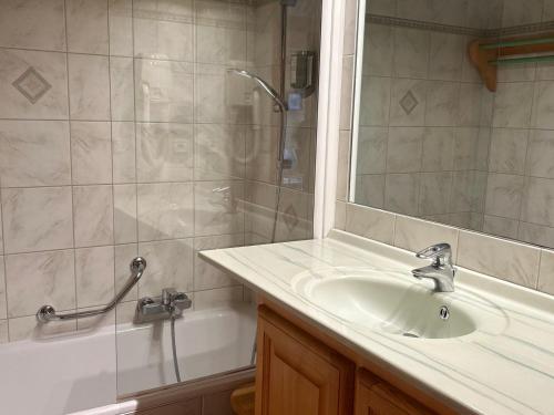 une salle de bain avec un lavabo, une douche et une baignoire dans l'établissement Charmant appart 4 pers, proche pistes et centre, terrasse 30m², parking, équipements complets - FR-1-623-306, aux Gets