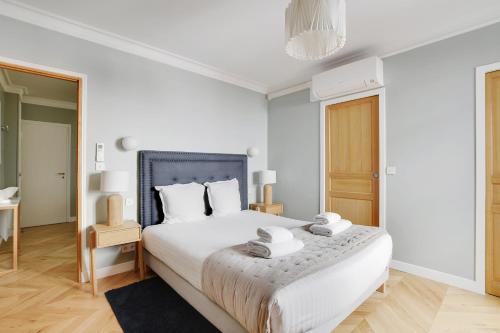 Pick A Flat's Apartments in Montmartre - Rue Lepic