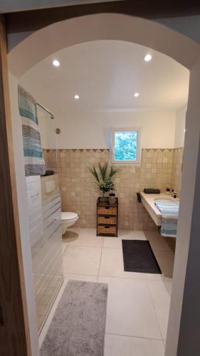 une salle de bain avec un lavabo, une baignoire et des toilettes dans l'établissement Casa di leo, à Figari