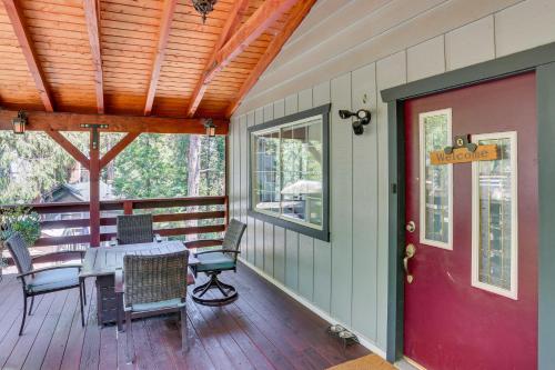 Gambar di galeri bagi 1 Mi to Lake Crestline Cabin with Deck and Gas Grill! di Crestline