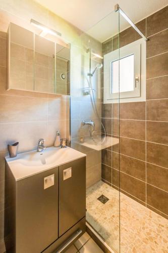 une salle de bain avec un lavabo et une douche dans l'établissement Hübsch eingerichtetes Apartment Miramar mit großem Balkon, Pool, fussläufig zum Strand, à Théoule-sur-Mer