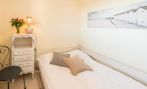- une petite chambre avec un lit et une commode dans l'établissement Hübsch eingerichtetes Apartment Miramar mit großem Balkon, Pool, fussläufig zum Strand, à Théoule-sur-Mer