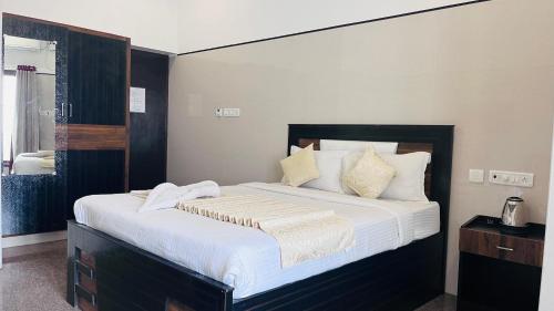 Letto o letti in una camera di THE JEYAM RESIDENCY - Opp To Mangrove Boating, Pondicherry - JR Groups