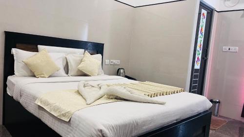Letto o letti in una camera di THE JEYAM RESIDENCY - Opp To Mangrove Boating, Pondicherry - JR Groups
