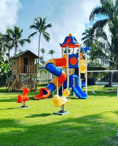 un parque con un área de juegos con tobogán en Beach Front Apartments by Playa Palmera, en Punta Cana