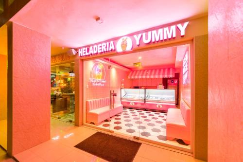 un restaurante rosa con un letrero que lee delicioso meridiano en Beach Front Apartments by Playa Palmera, en Punta Cana