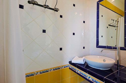 une salle de bain avec un lavabo et un miroir dans l'établissement Provenzalische Villa Maison des Loups - Garten mit Meerblick und Infinity Pool by Riviera HomeLife, à Sainte-Maxime