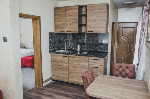 Dapur atau dapur kecil di PLEASURE APARTMENTS