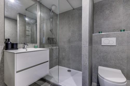 une salle de bain avec une douche, des toilettes et un lavabo dans l'établissement The 