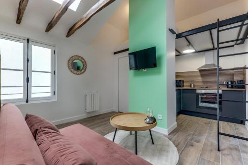 un salon avec un canapé et une table dans l'établissement The 