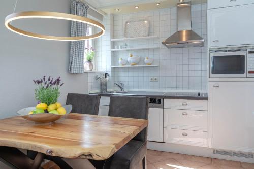 Kitchen o kitchenette sa Strand Residenz