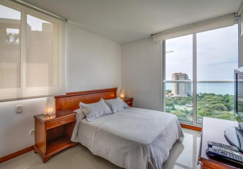 una camera con un letto e una grande finestra di Apartamento - Condominio Zazué a Santa Marta
