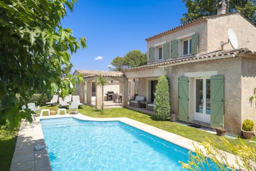 une villa avec piscine devant une maison dans l'établissement Villa Oleander, à Valbonne