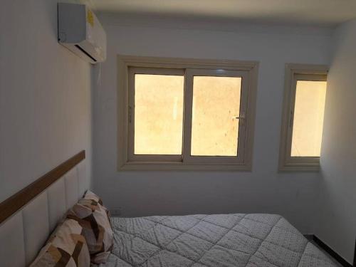 Postel nebo postele na pokoji v ubytování Lovely 3-Bedroom Apartment Maadi