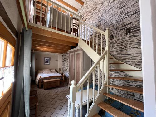 eine Treppe in einem Zimmer mit einem Schlafzimmer und einem Bett in der Unterkunft Ker Lucette in Saint-Gilles-Croix-de-Vie