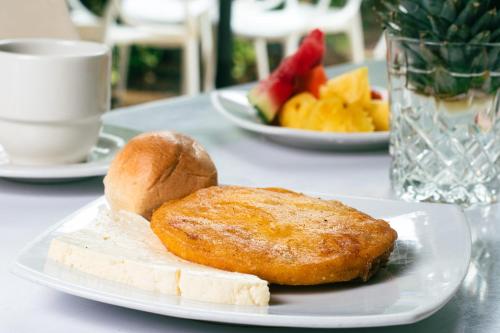 卡塔赫纳Hotel Virrey Cartagena的桌上一盘带面包和水果的食物